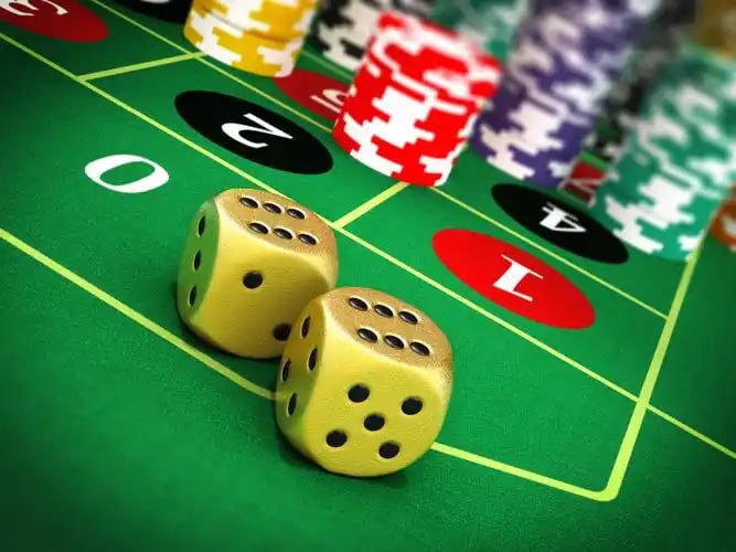 Meja live casino dengan kartu dan pemain berinteraksi online